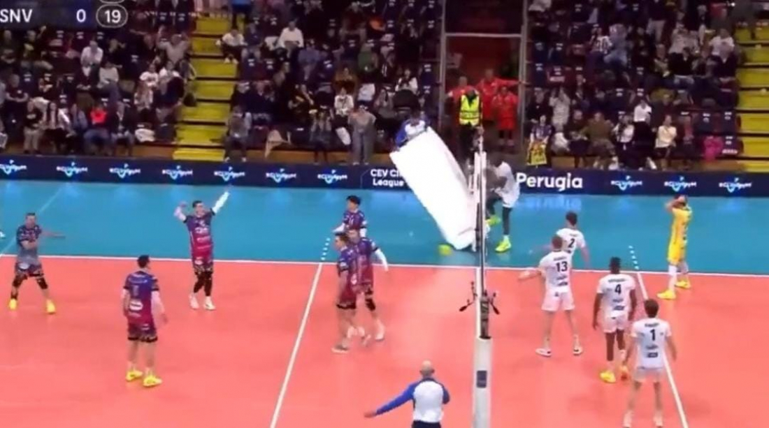 Jogador colide com torre em jogo de vôlei e árbitro cai em 'câmera lenta'; veja vídeo