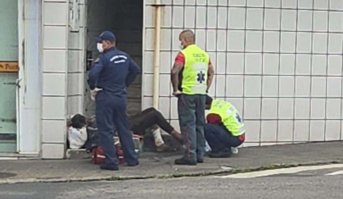 Homem em situação de rua é socorrido pelos bombeiros no Centro de Tubarão