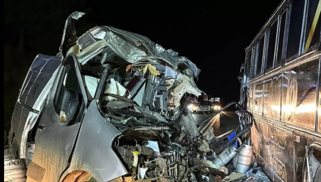 Acidente entre ônibus de banda e van mata motorista de 21 anos em SC