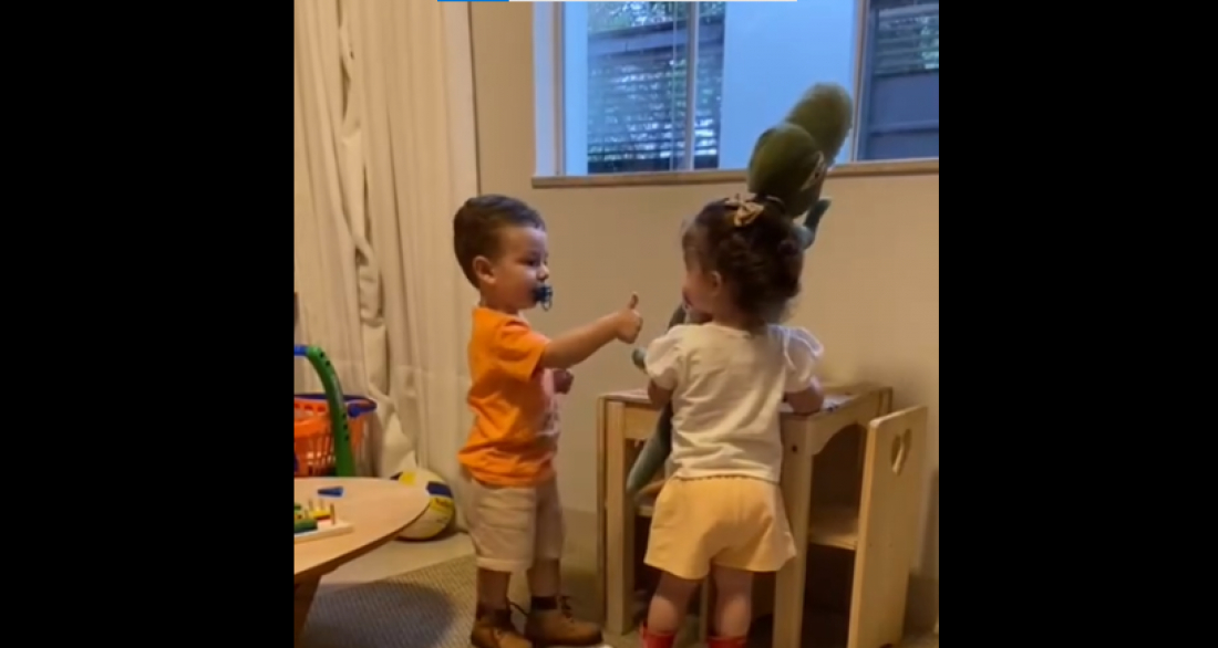 (Vídeo) Pai finge ligar para o Papai Noel e resolve briga entre gêmeos; vídeo viraliza