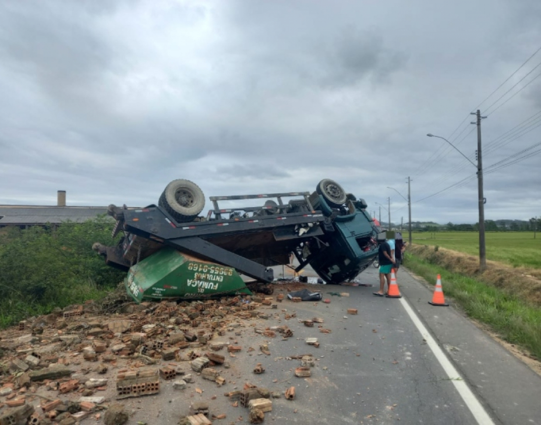 Morro da Fumaça: motorista é socorrido após capotar caminhão