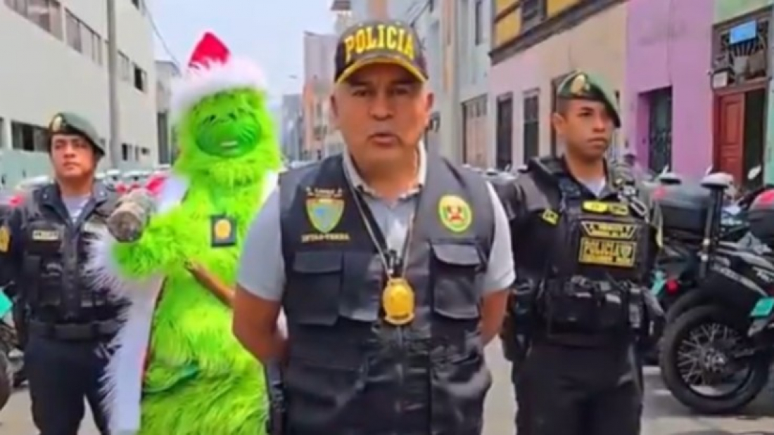 Agente ‘disfarçado’ de Grinch acompanha polícia em operação contra o tráfico no Peru