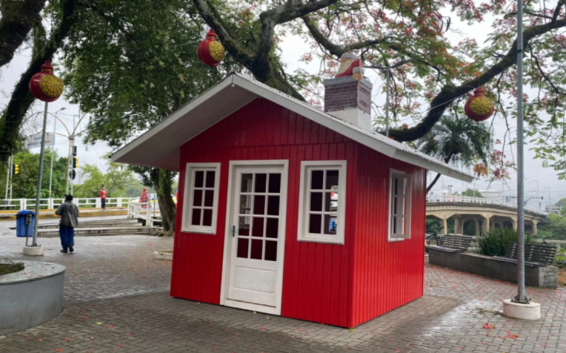 Homem embriagado danifica casinha do Papai Noel, destrói orelhão se fere na fuga em Tubarão