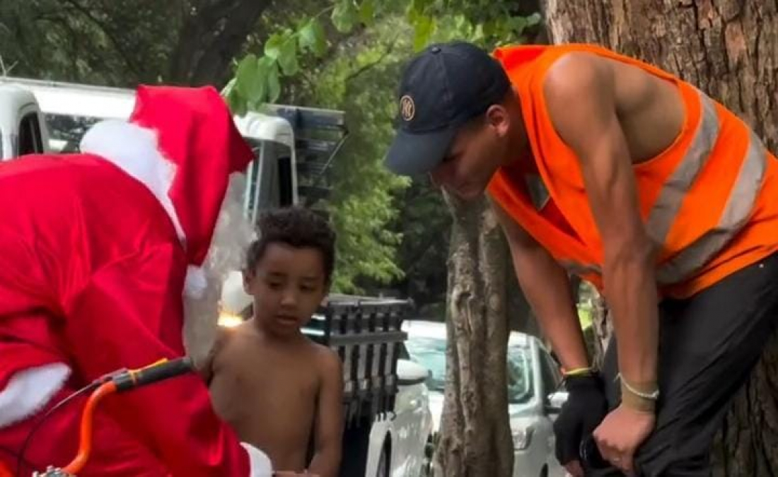 Criador de conteúdo se veste de Papai Noel e emociona ao presentear menino com bicicleta
