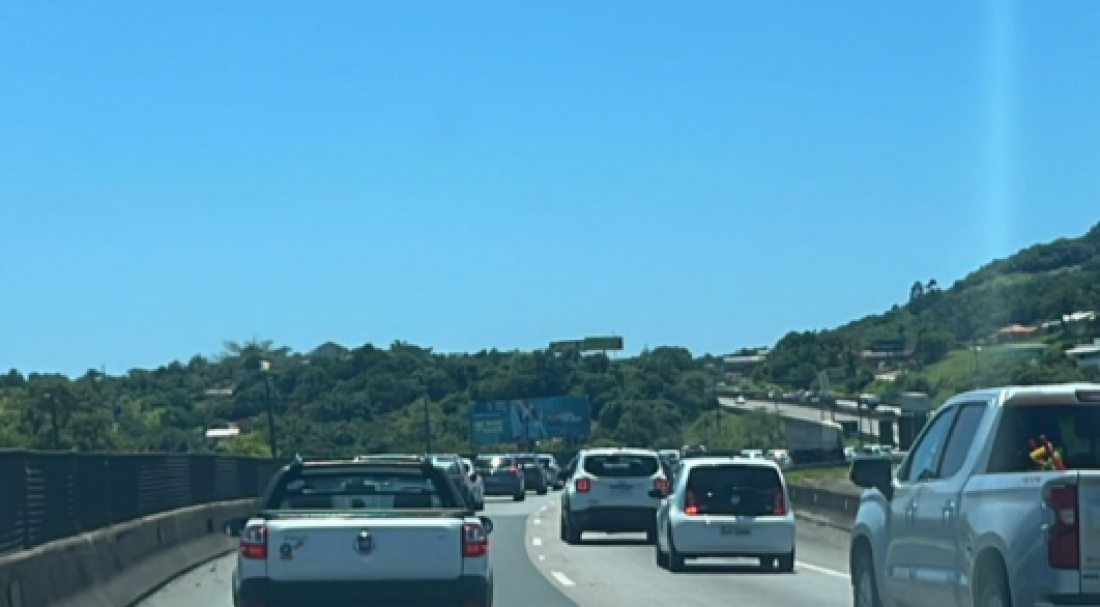 Colisão causa trânsito lento na BR-101 próximo à Ponte Anita Garibaldi, em Laguna