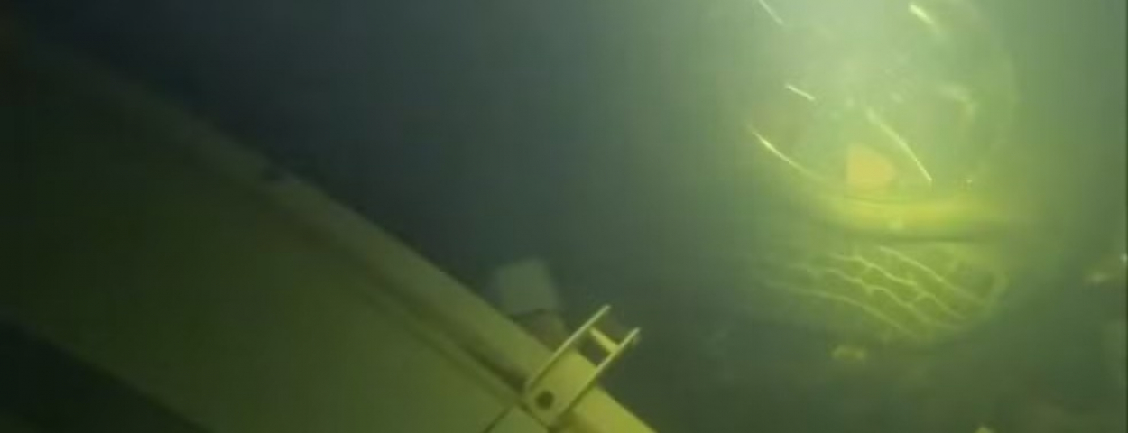 Duas vítimas da queda de ponte estão a 35 metros de profundidade em carro esmagado por carreta