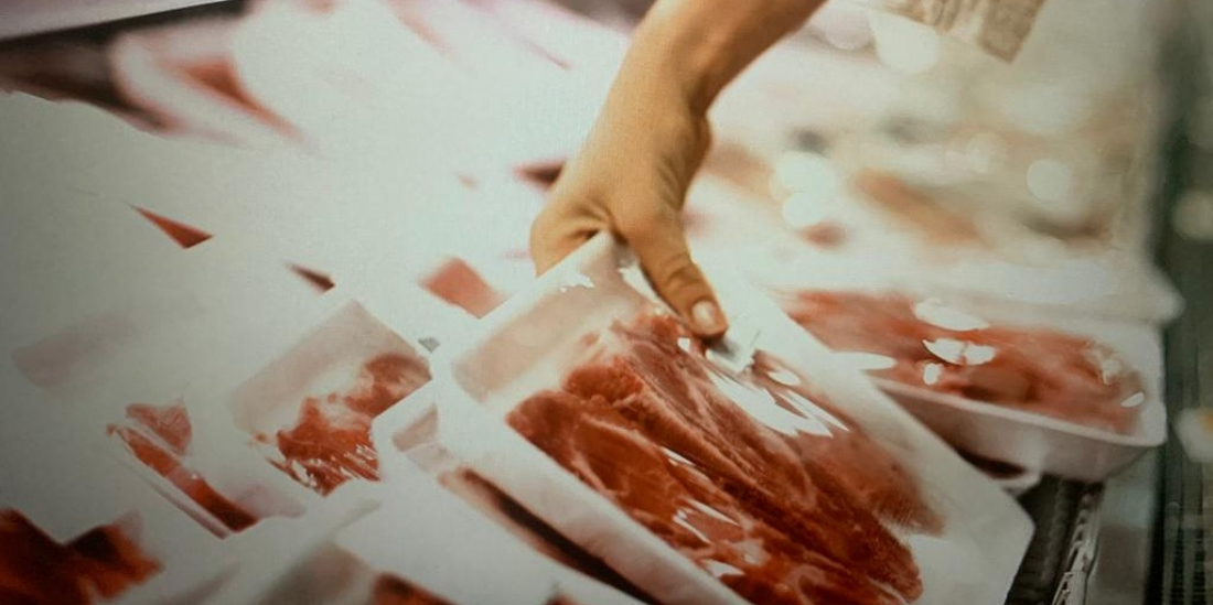 Funcionário é flagrado furtando carnes em supermercado atacadista de Tubarão