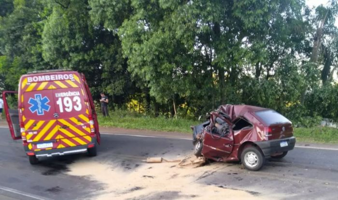 Colisão entre carro e caminhão deixa três mortos em SC