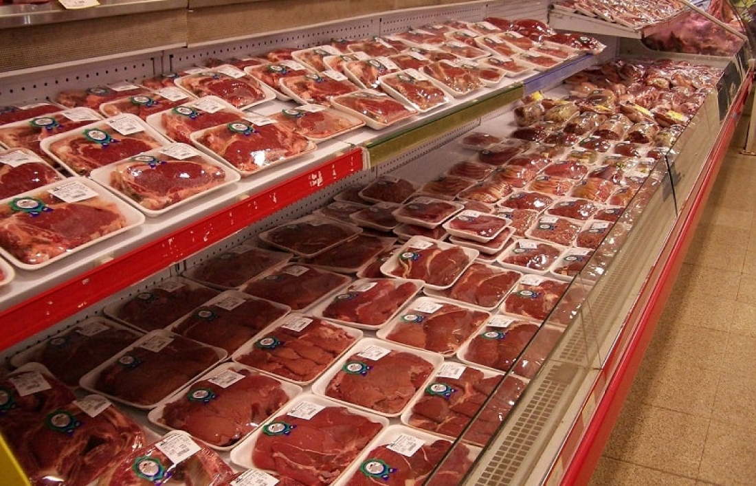 Homem é detido por furtar carnes em banheiro de supermercado em Imbituba