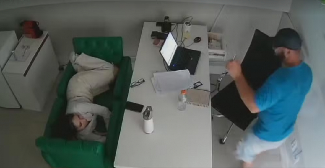 (Vídeo) Funcionária que dormia em horário de almoço é surpreendida por assaltante