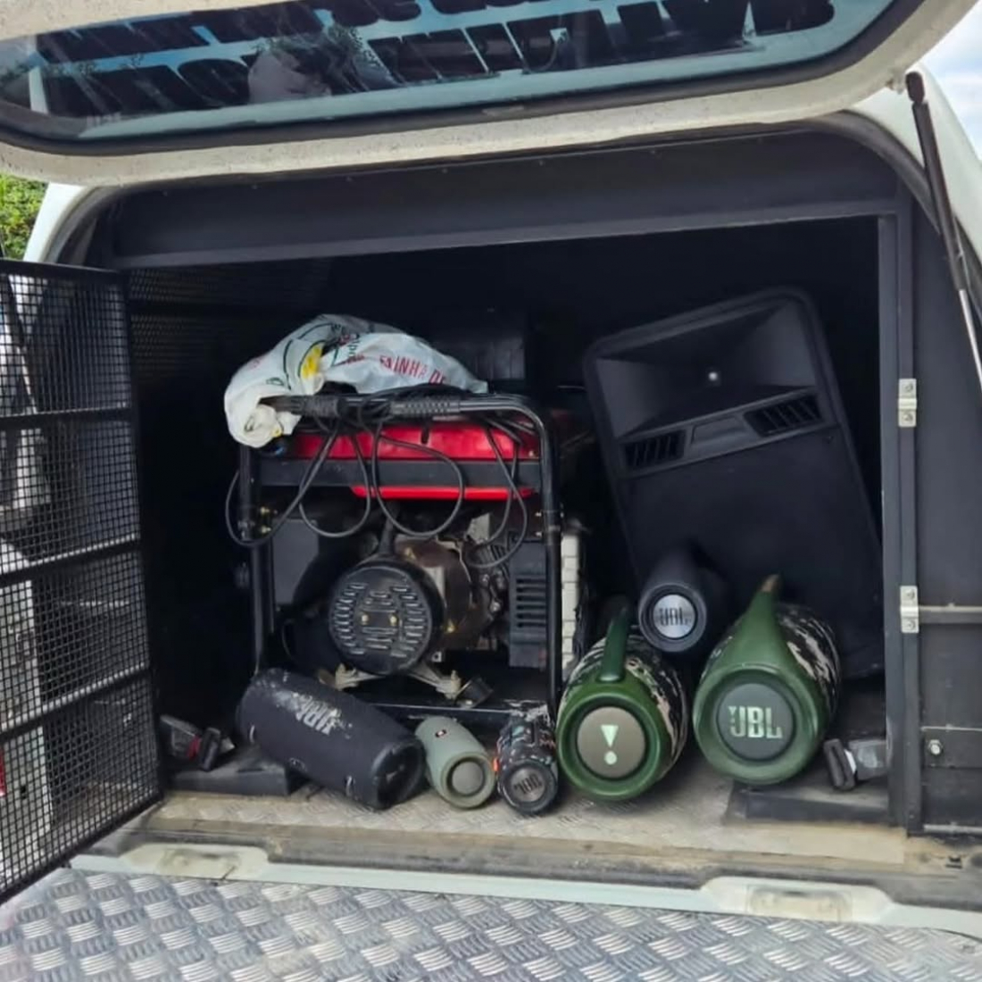 PM apreende caixas de som na faixa de areia na Praia do Rosa