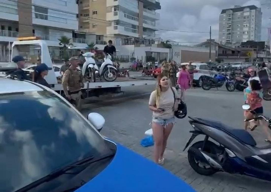 Motos estacionadas em vagas para deficientes são guinchadas na Praia do Pontal, em Navegantes