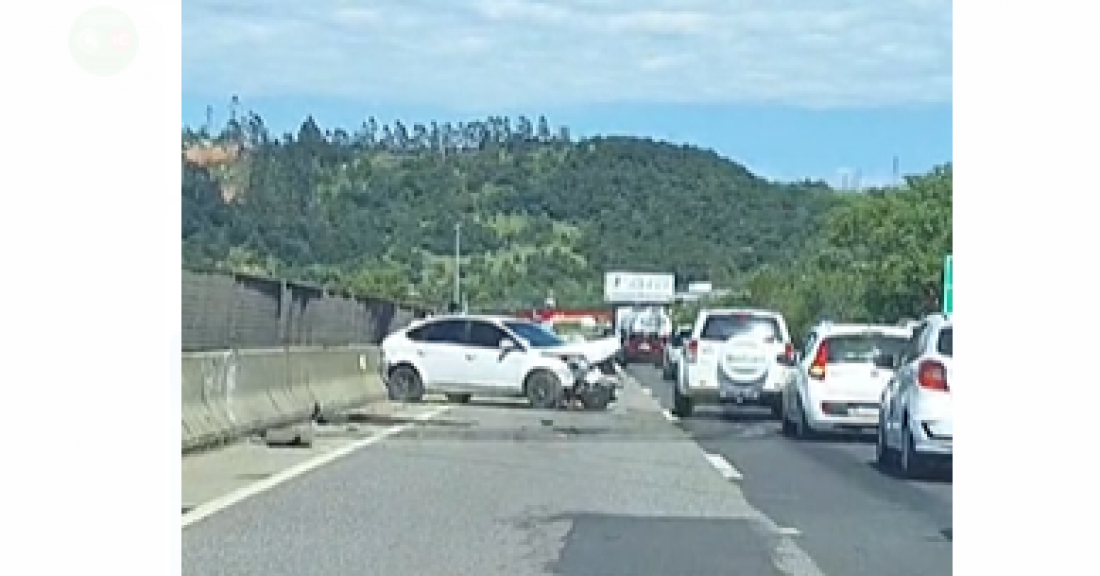(Vídeo) Colisão em mureta mobiliza equipes na BR-101 em Capivari de Baixo