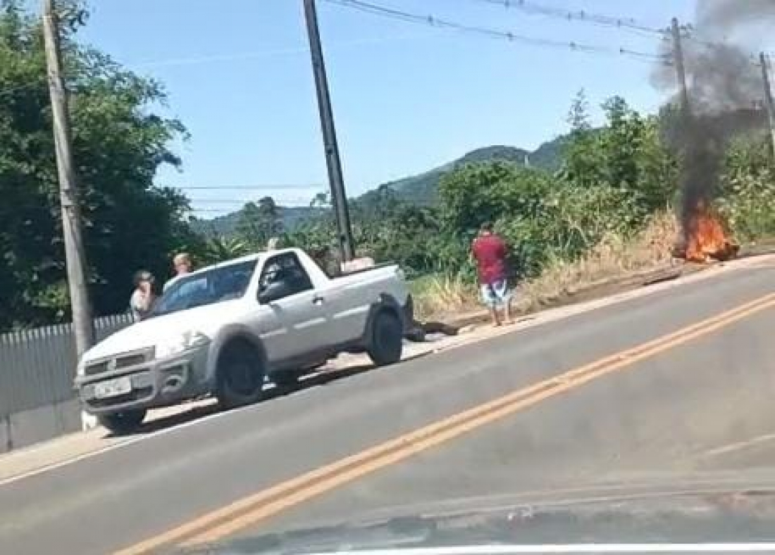 Moto colide com carro e pega fogo em São Ludgero  