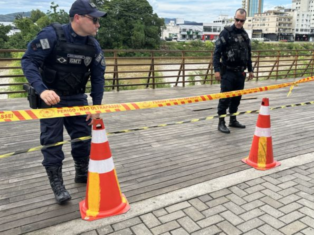 Deck da Rua Lauro Müller é interditado pela Defesa Civil