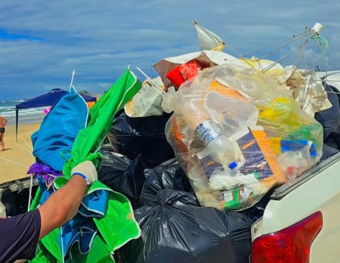 Voluntários recolhem duas toneladas de lixo em praia de Laguna