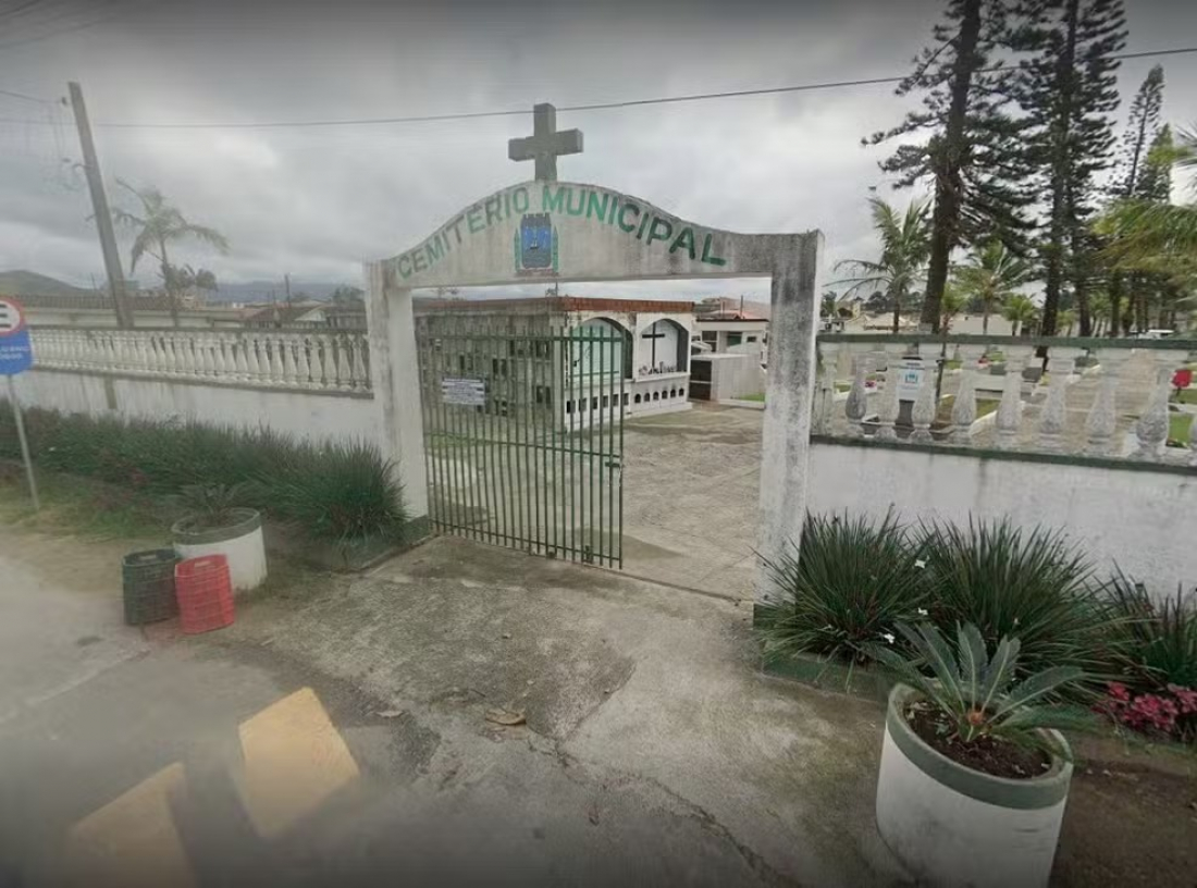 Animais congelados e restos humanos são encontrados em freezer de cemitério no Paraná