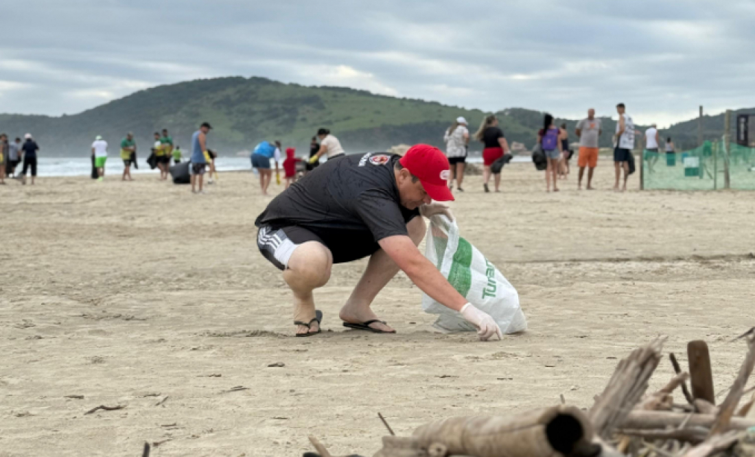 (Vídeo) Cerca de 200 voluntários marcam presença em mutirão de limpeza das praias em Laguna