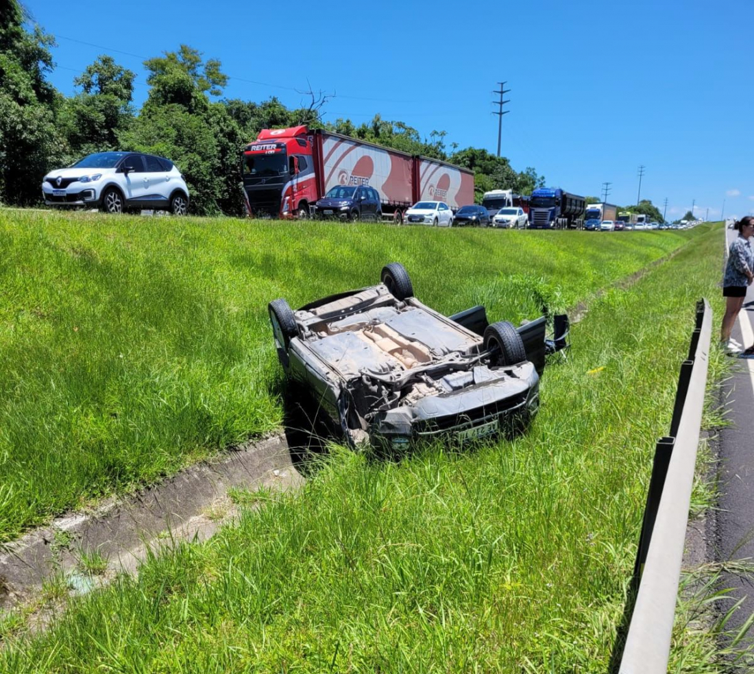 Colisão e capotamento na BR-101 em Jaguaruna mobiliza Bombeiros Voluntários e PRF