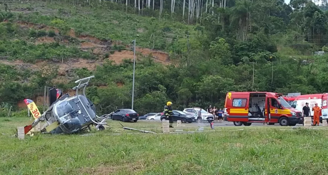 Helicóptero com 5 pessoas cai ao tentar levantar voo em Penha