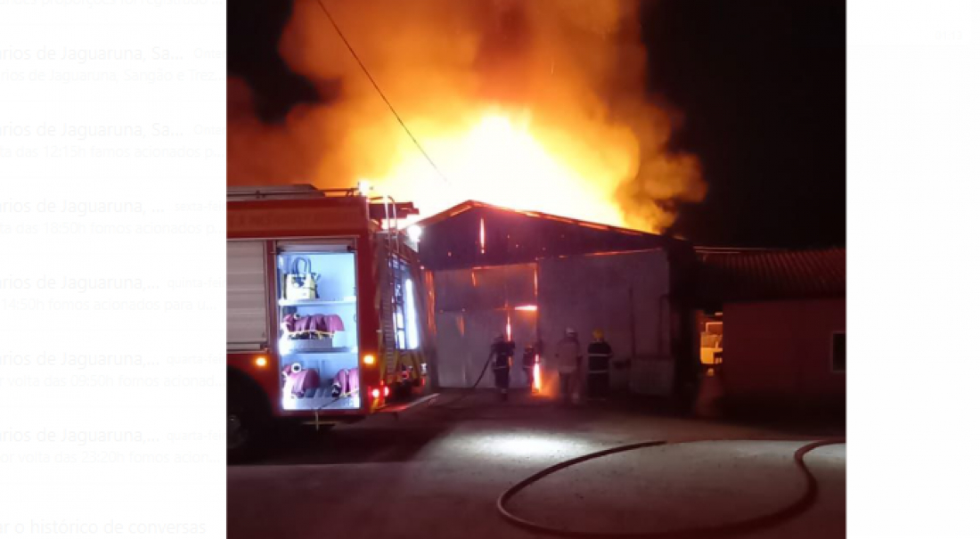 (Vídeo) Incêndio de grandes proporções atinge empresa de baterias na BR-101 em Sangão