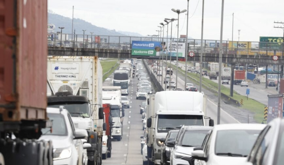 Acidentes causam filas quilométricas na BR-101 em SC na volta para casa