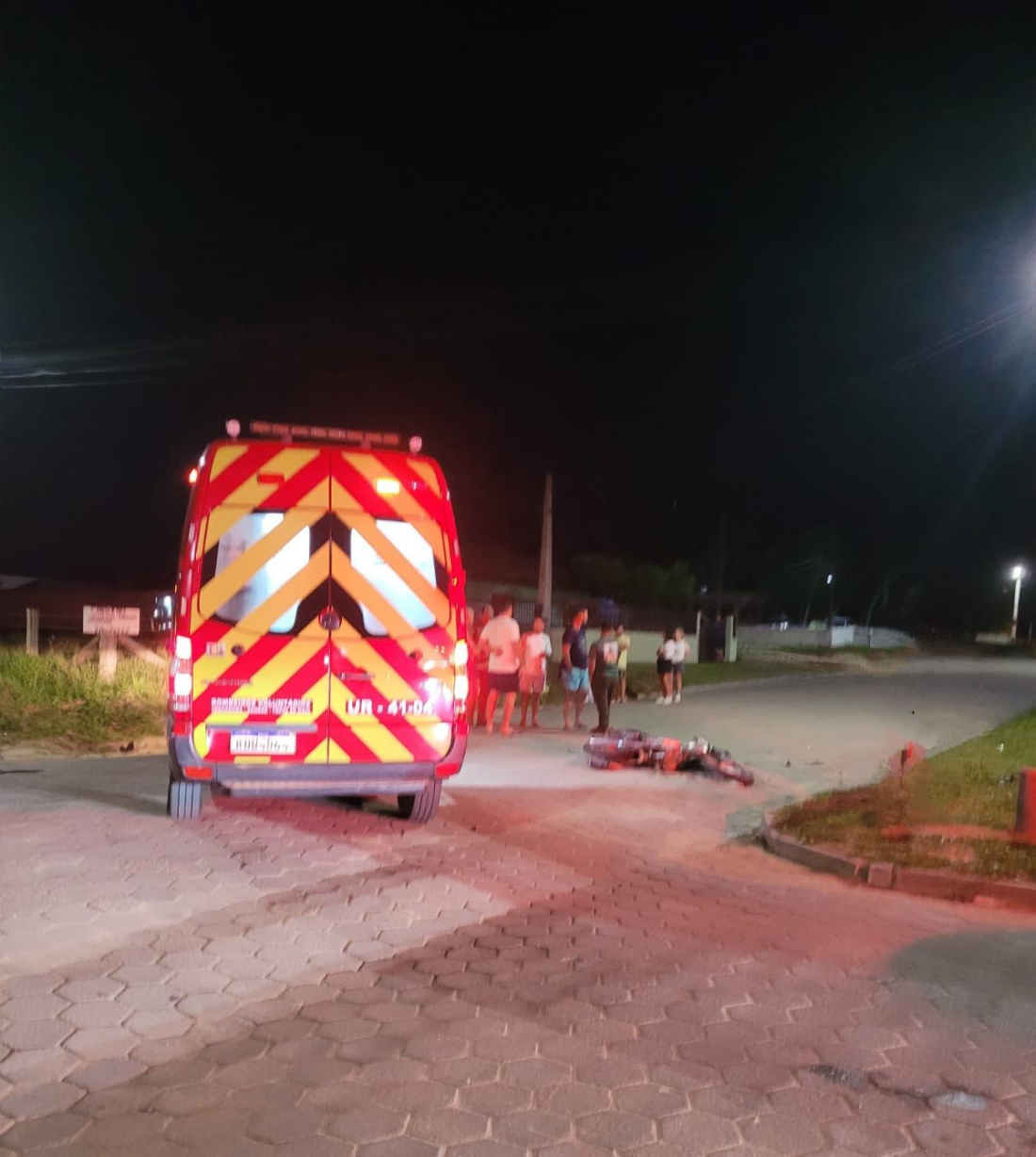 Dois ficam feridos em acidente entre moto e carro em Jaguaruna; motorista do carro foge