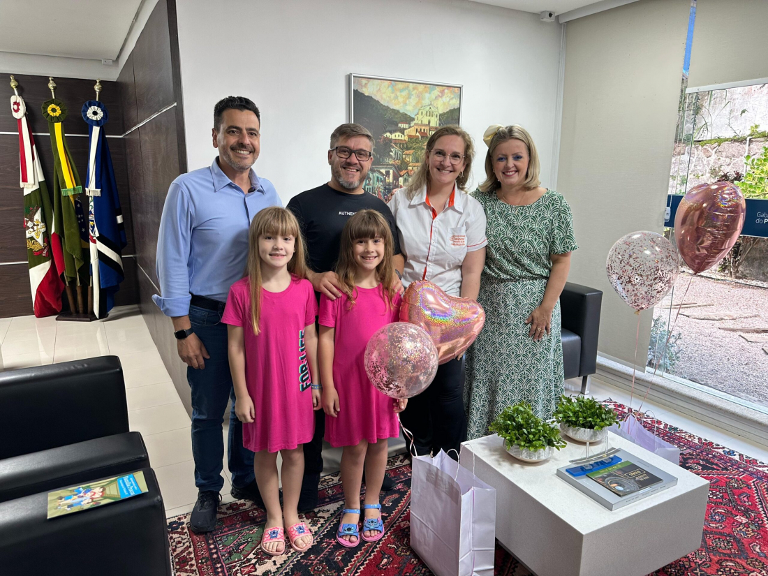 Sophie, que encantou ao traduzir o Hino de Tubarão em Libras, conhece a prefeitura