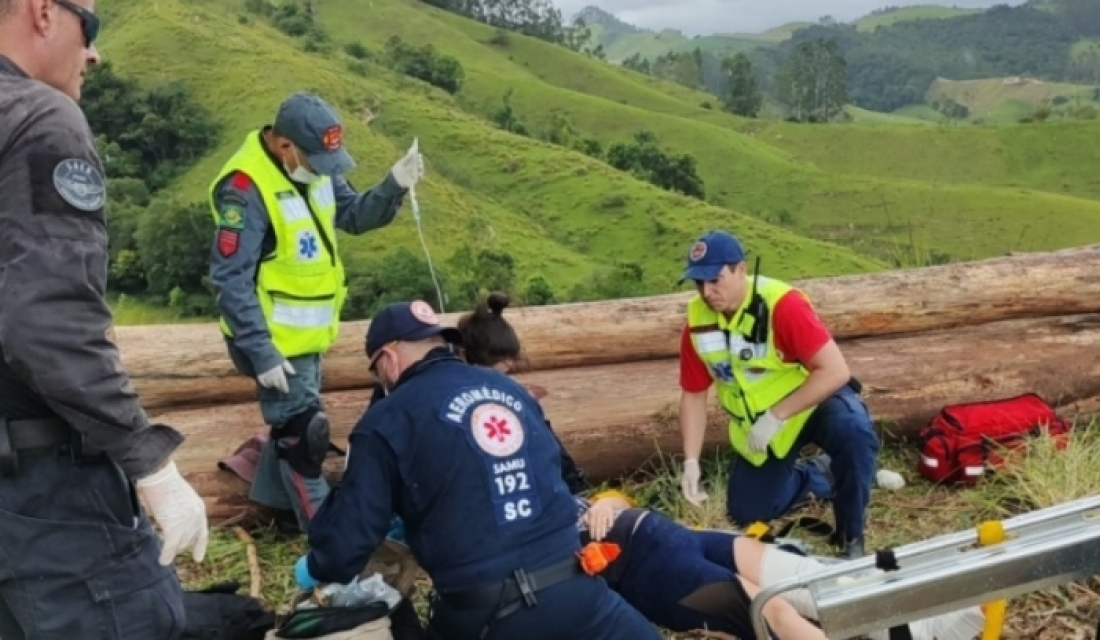 Gestante é atingida por trator e levada de helicóptero ao Hospital de Tubarão