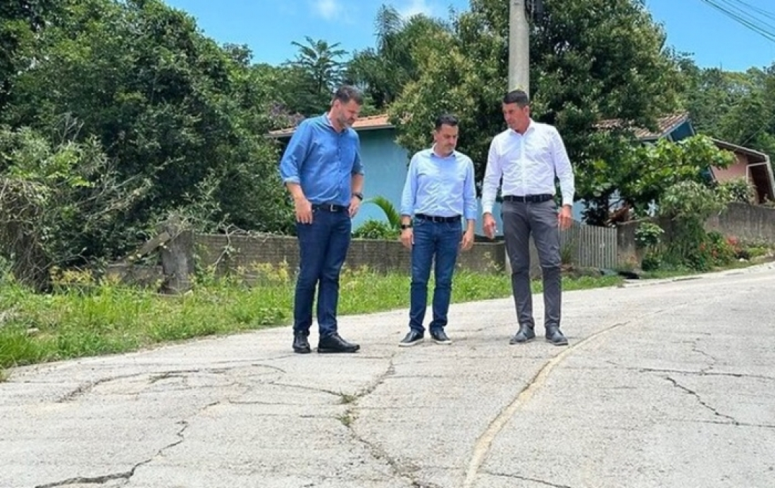 Empresa que pavimentou Estrada Geral do Caruru é notificada após rachaduras aparecerem