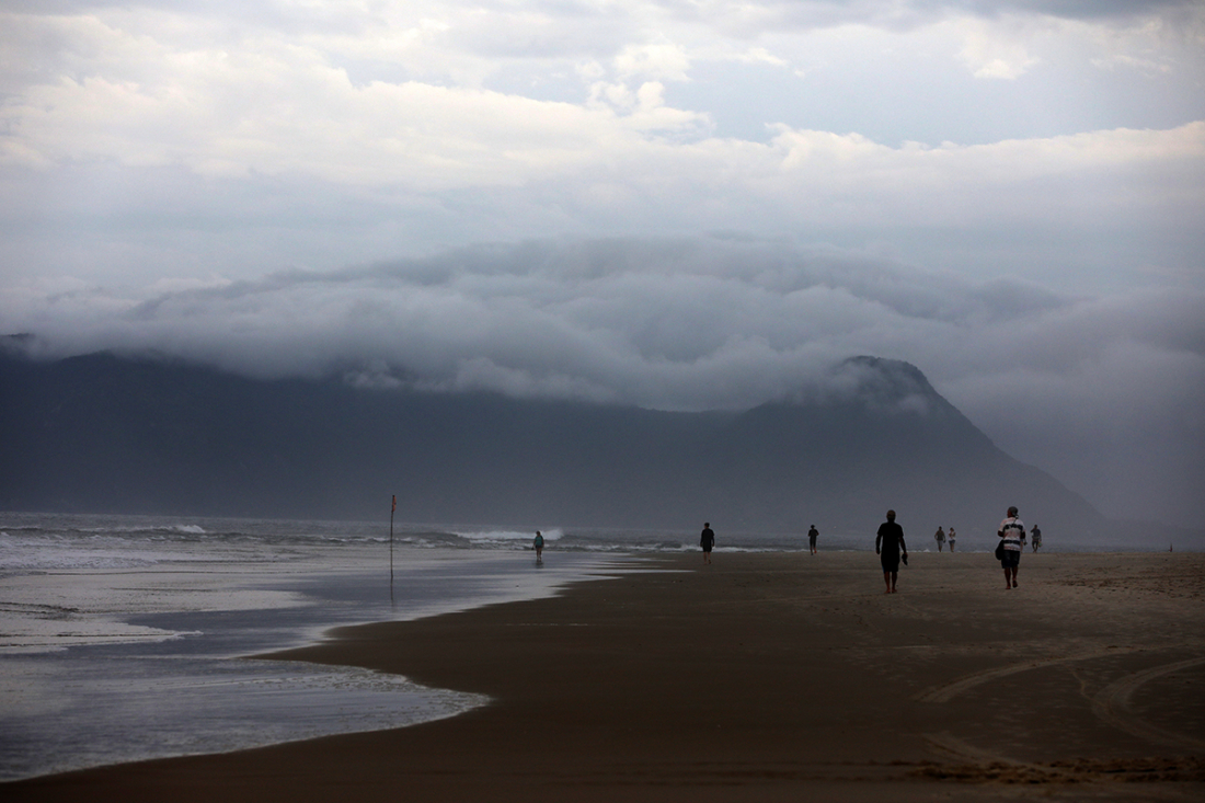 Regiões de SC 'se dividem' em sol, chuva e temporais nesta quarta; veja previsão do tempo
