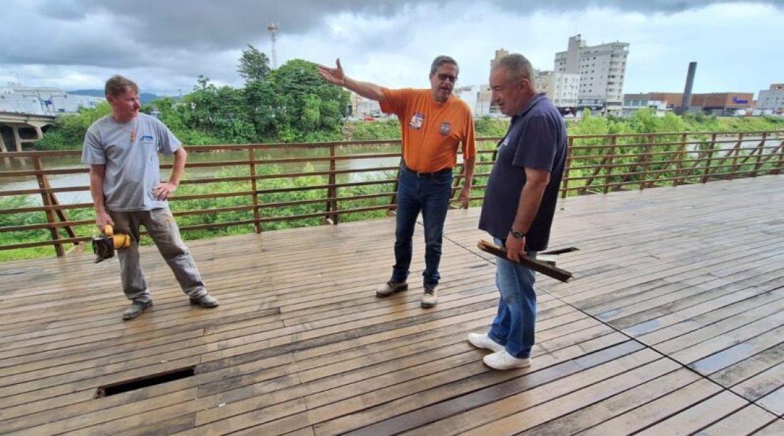 Madeiras do deck da rua Lauro Müller passam por análise para determinar intervenção em Tubarão