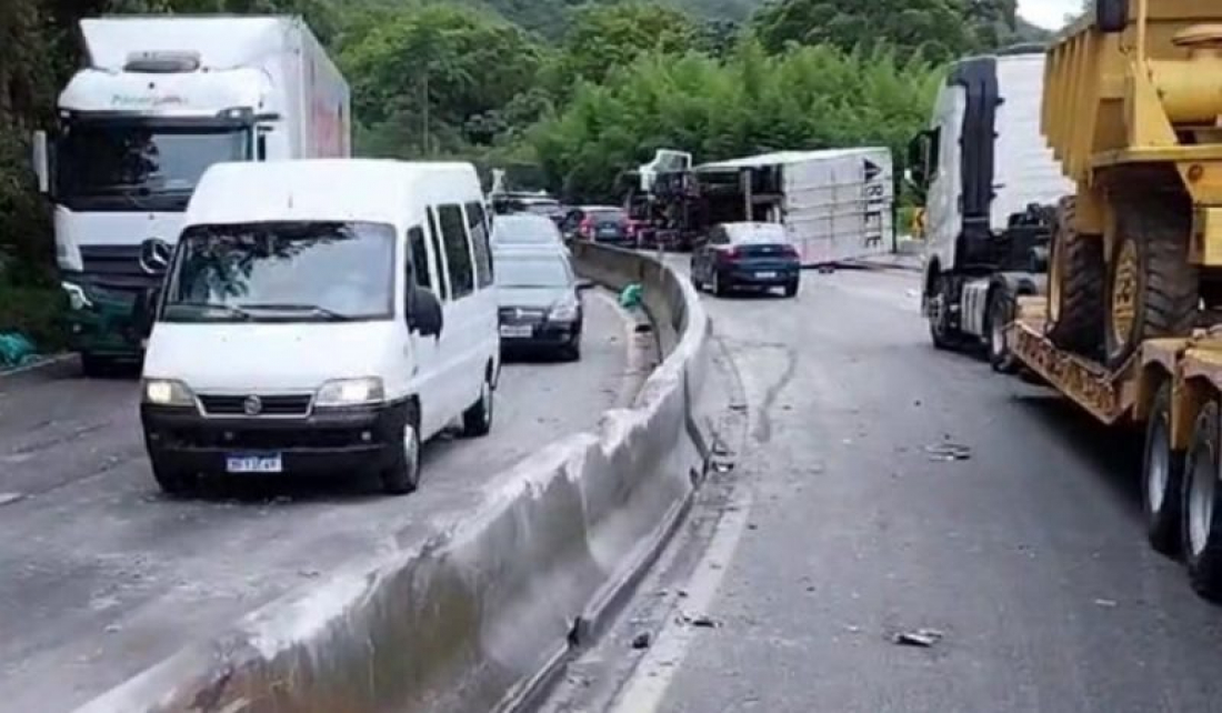 BR-101: Carreta tomba e gera fila de 8 km no Morro dos Cavalos, em Palhoça