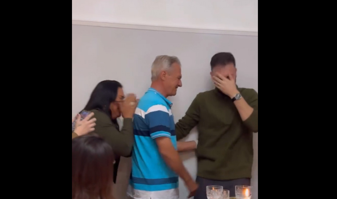 Pais surpreendem filho em Londres após 3 anos sem se verem; vídeo emocionante viraliza