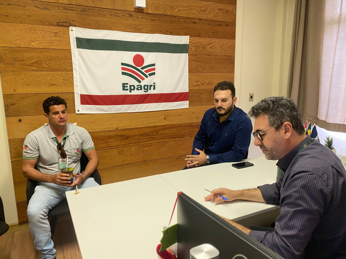 Prefeito de Pescaria Brava discute fortalecimento da agricultura e pesca artesanal em reunião com a Epagri