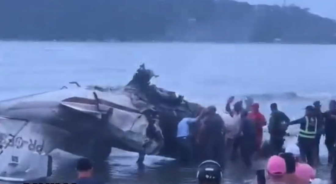 Vídeo mostra criança sendo resgatada com vida de avião que caiu em Ubatuba (SP)