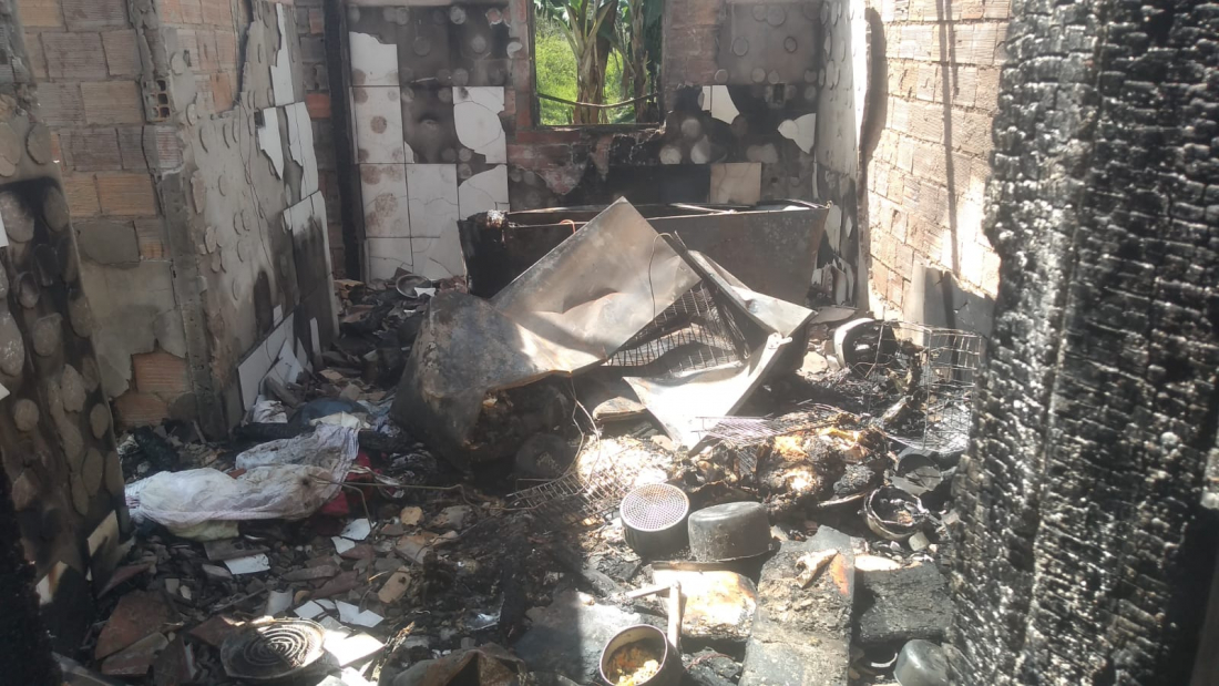 (Vídeo) Idosa que perdeu casa em incêndio em Jaguaruna inicia campanha para reconstrução