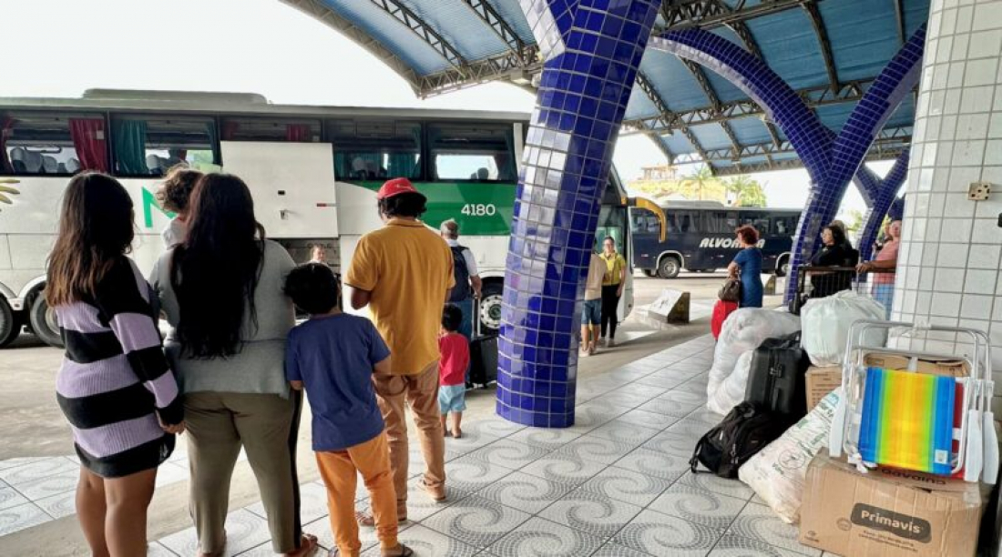 Família indígena alojada no trevo de Tubarão volta para sua cidade de origem com auxílio do município