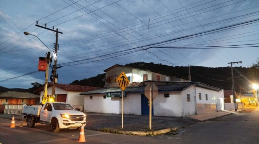 Iluminação pública: bairros de Laguna recebem manutenção de postes e troca de lâmpadas