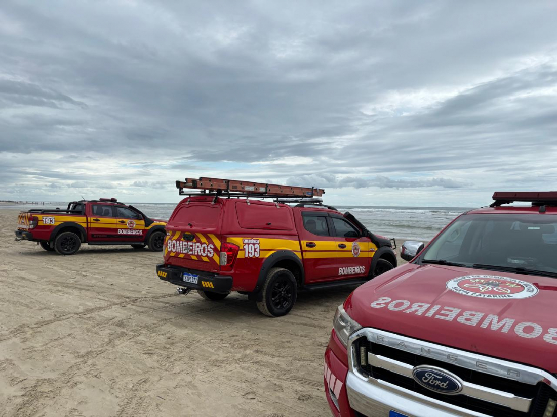 Bombeiros realizam buscas por pescador desaparecido no mar em Balneário Rincão