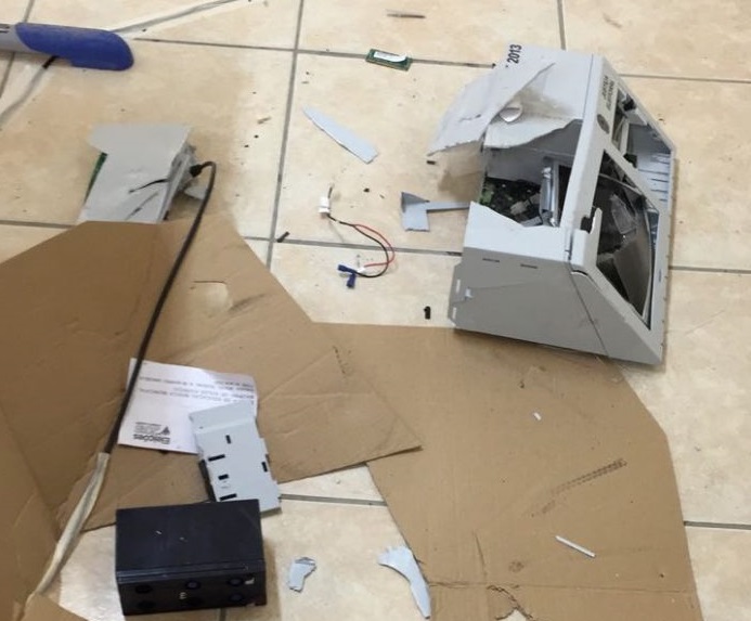 Eleitor destrói urna com marreta em Morro da Fumaça