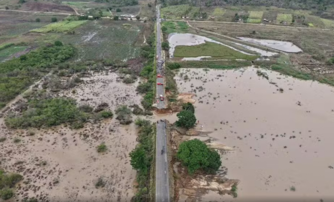Enxurrada parte rodovia ao meio e causa 3 mortes em Sergipe