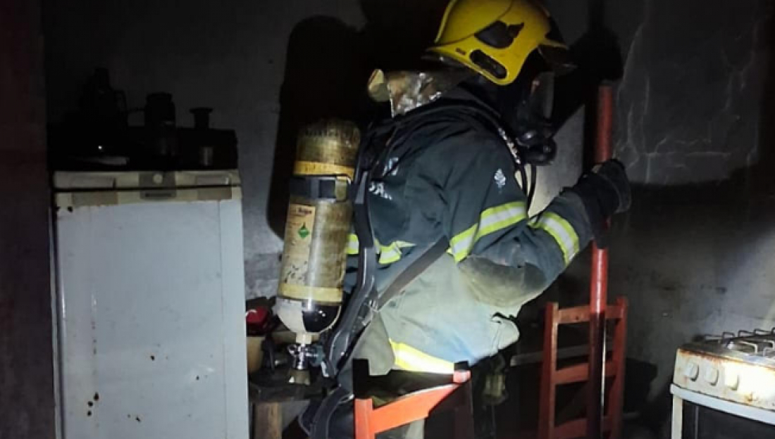 Casa é parcialmente destruída após incêndio em Laguna