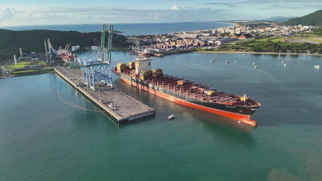 Porto de Imbituba recebe maior navio de sua história, do tamanho de três campos de futebol