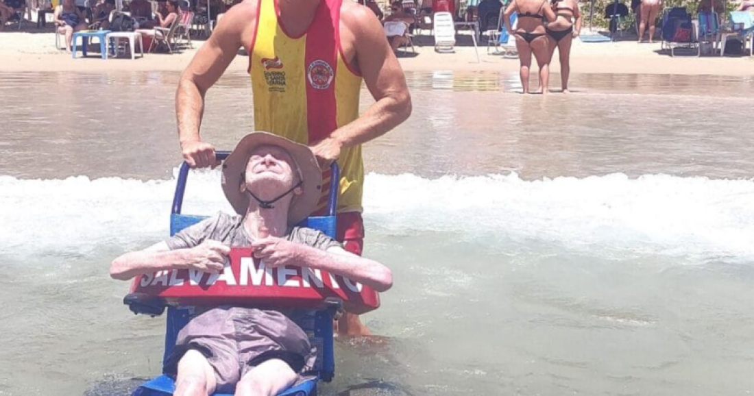 Morador de SC vítima da poliomielite toma primeiro banho de mar aos 69 anos