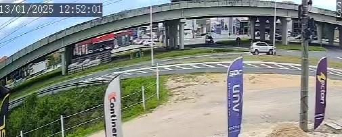 Motorista passa mal e colide com poste no trevo norte de Tubarão