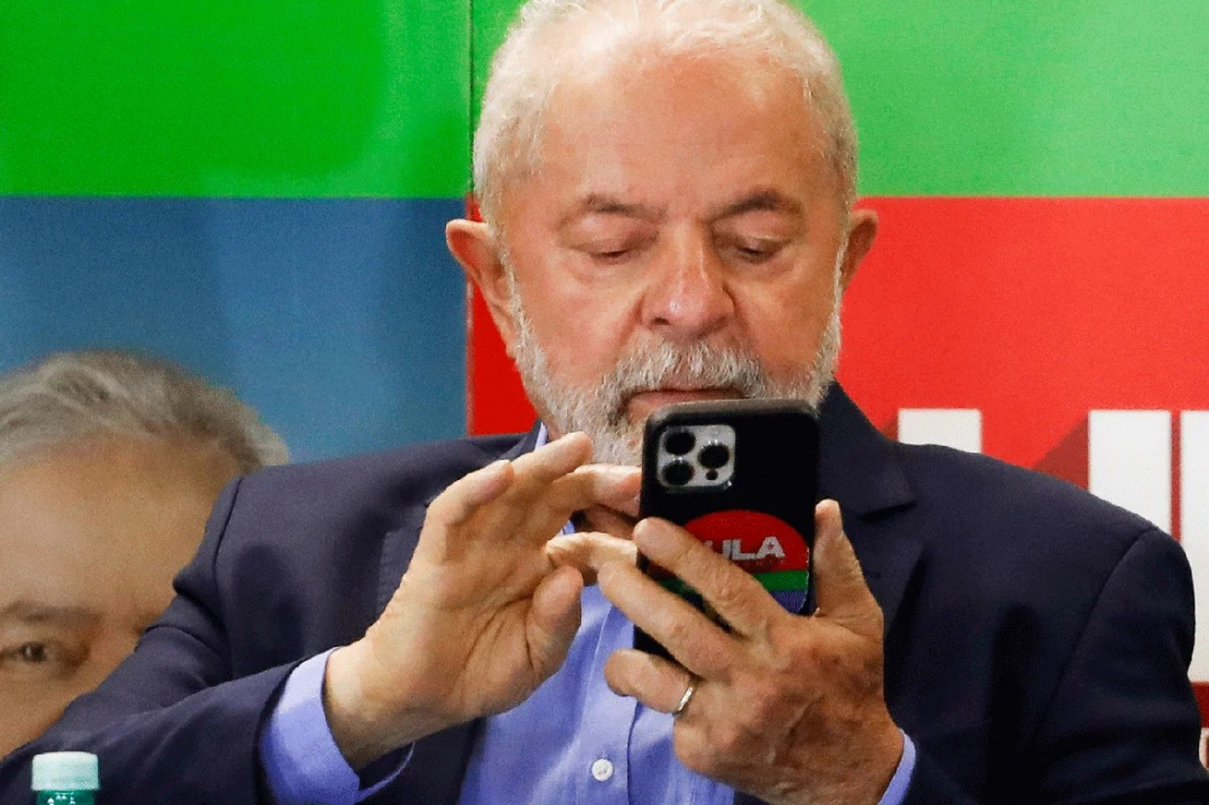 Lei que proíbe uso de celulares nas escolas é sancionada por Lula