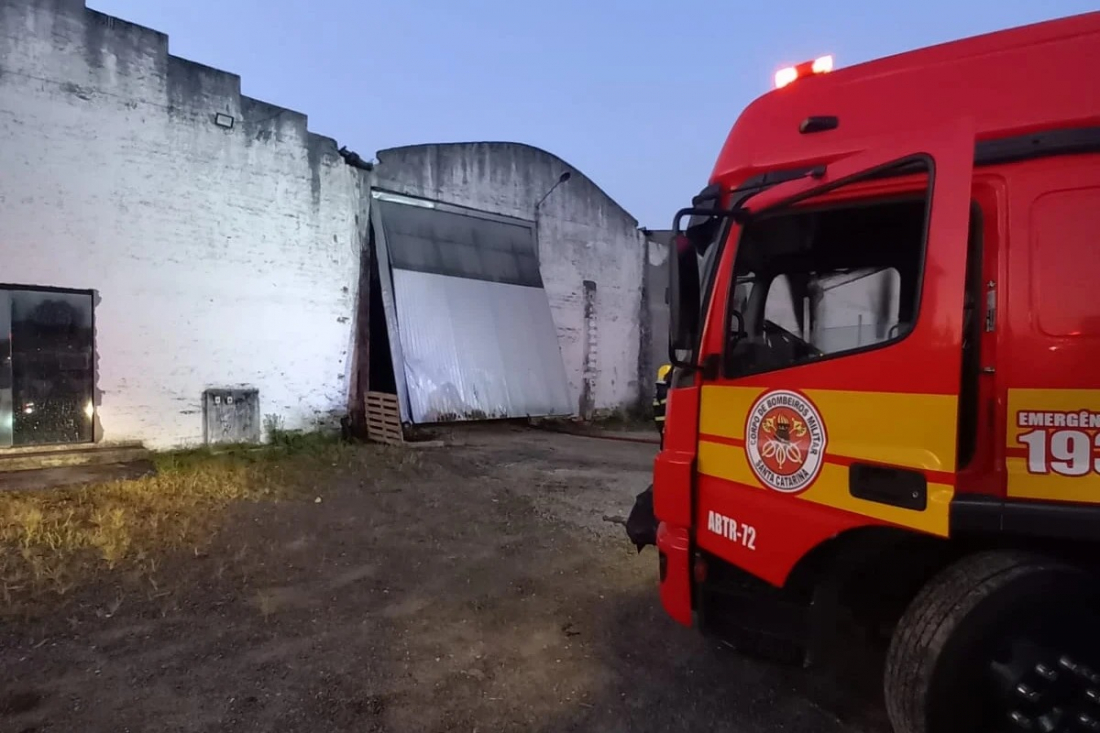 Prejuízo: Incêndio atinge indústria de cepilho em Sangão