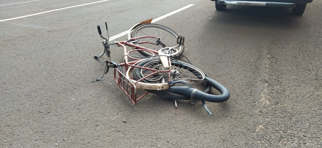 Jovem ciclista de 18 anos  é atropelado por caminhão e fica em estado grave no sul do estado