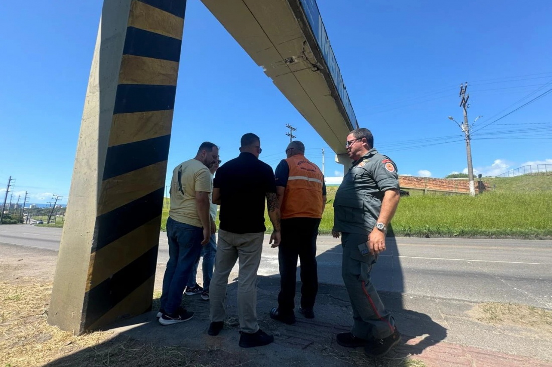 Caminhão com escavadeira danifica passarela de acesso à escola em Imbituba
